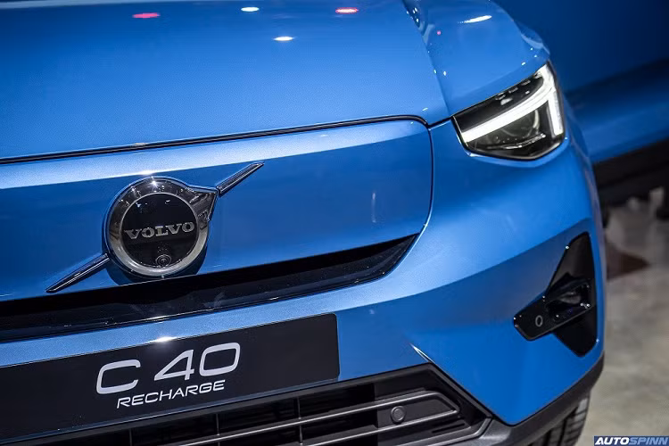 So với người anh em Volvo XC40, C40 Recharge dài hơn 6 mm, hẹp hơn 13 mm, thấp hơn 70 mm, thể tích khoang hành lý giảm 47 lít trong khi chiều dài cơ sở giống hệt. Điều này không có gì lạ vì Volvo C40 Recharge 2022 vốn được thiết kế theo phong cách SUV lai Coupe. Bên ngoài, Volvo C40 Recharge 2022 chạy điện có thiết kế khá đơn giản, nhất là phần đầu xe với lưới tản nhiệt đóng kín. Chi tiết này nối mượt mà với nắp ca-pô và cản trước của xe.