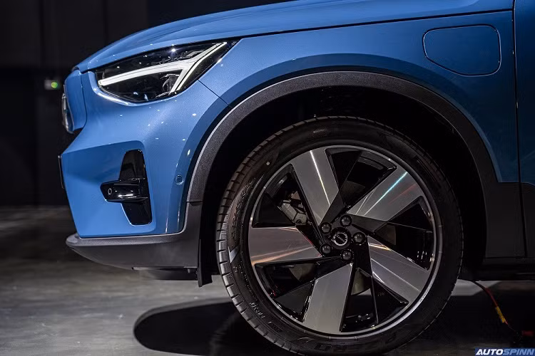 Vòng sang bên sườn, chúng ta sẽ bắt gặp vỏ gương ngoại thất giống Volvo XC40 và bộ vành hợp kim 20 inch, có thiết kế khí động lực học nhằm tăng phạm vi di chuyển cho xe. Tuy nhiên, khác với Volvo XC40, xe lại được trang bị nóc dốc về phía sau theo phong cách coupe. Đằng sau, xe điện Volvo C40 Recharge 2022 được trang bị cụm đèn hậu LED kéo dài lên tận nóc khá ấn tượng và cửa cốp tích hợp cảm biến đá cốp tiện nghi.