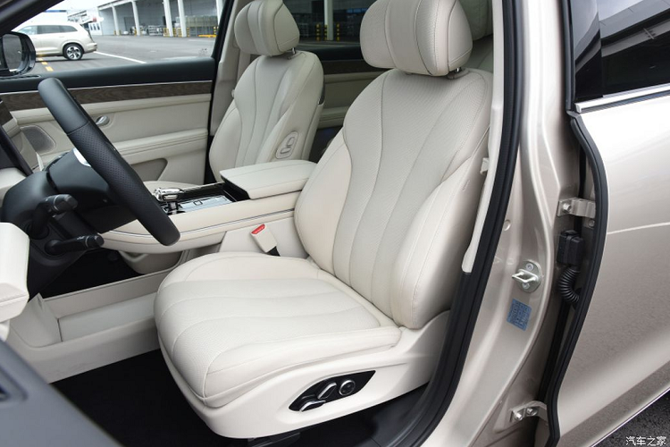 Nhìn từ bên hông, Aito M7 trông khá “nhẹ nhàng” và tối giản. Xe không có các đường dập gân sắc sảo hay phức tạp. Aito M7 sử dụng tay nắm cửa dạng ẩn. Tuỳ từng phiên bản mà chiếc SUV nhà Aito sẽ được trang bị bộ mâm có kích thước 20 inch hoặc 21 inch.