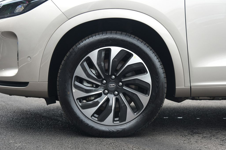 Về kích thước, mẫu xe SUV lai điện Aito M7 có chiều dài 5.020 mm, rộng 1.945 mm, cao 1.775 mm và chiều dài cơ sở 2.820 mm. Đáng chú ý, chiều dài khoang hành khách của Aito M7 là 2.605 mm, vượt qua cả BMW X7 (2.604 mm) và Mercedes-Benz GLS (2.594 mm).