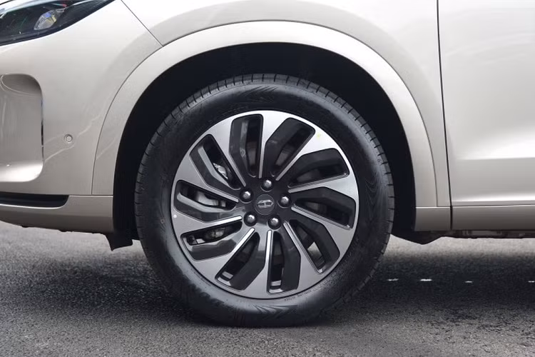 Về kích thước, mẫu xe SUV lai điện Aito M7 có chiều dài 5.020 mm, rộng 1.945 mm, cao 1.775 mm và chiều dài cơ sở 2.820 mm. Đáng chú ý, chiều dài khoang hành khách của Aito M7 là 2.605 mm, vượt qua cả BMW X7 (2.604 mm) và Mercedes-Benz GLS (2.594 mm).