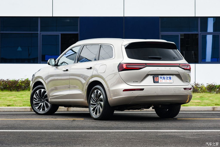 Đến nay, thương hiệu này tiếp tục giới thiệu mẫu xe thứ hai mang tên M7. Đây là mẫu xe gầm cao đa dụng với 6 chỗ ngồi cùng một hệ thống truyền động kết hợp xăng - điện. Theo Cnevpost, Aito M7 đã nhận được hơn 10.000 đơn đặt hàng trong 2 giờ mở bán và sau 4 giờ con số này tăng lên 20.000 đơn. Tại Trung Quốc, giá xe Aito M7 2022 được bán từ 319.800 NDT - 379.800 NDT (khoảng 1,12 – 1,22 tỷ đồng).