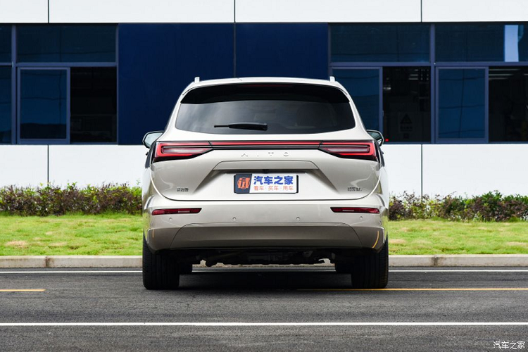 Thiết kế của Aito M7 trông khá đơn giản, mang đến cái nhìn mượt mà và gọn gàng. Bộ lưới tản nhiệt được làm nhỏ, nối liền cụm đèn pha LED có vỏ ốp tối màu. Dịch xuống phía dưới là hốc gió trung tâm hình thang cỡ lớn và khe gió nằm dọc ở hai bên đầu xe.