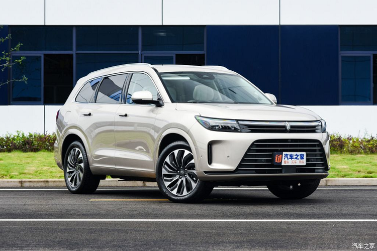 Aito M7 được trang bị bộ pin 40 kWh, bản tiêu chuẩn cung cấp phạm vi hoạt động 195 km ở chế độ chạy điện, quãng đường di chuyển tăng lên 1.100 km khi có sự trợ giúp của động cơ đốt trong. Theo nhà sản xuất, mức tiêu thụ nhiên liệu trung bình theo công bố chỉ 6,86 lít/100 km ở bản RWD và 7,45 lít/100 km ở bản AWD.