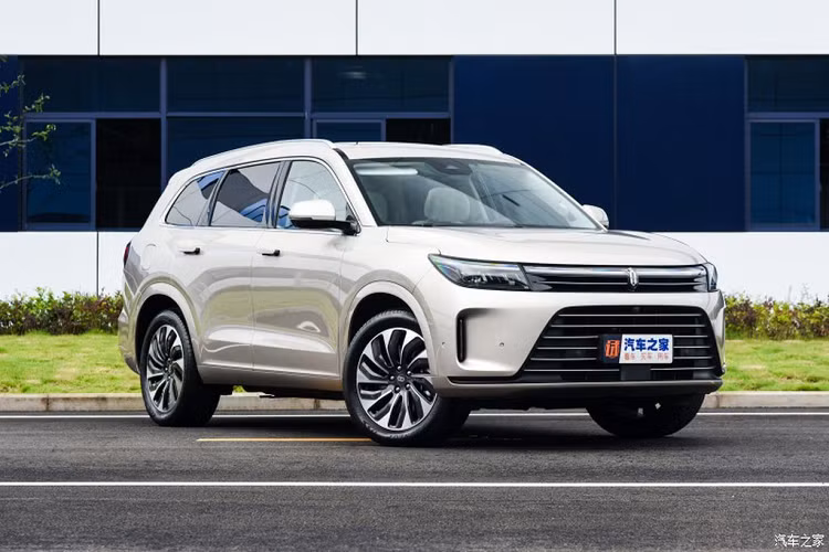 Aito M7 được trang bị bộ pin 40 kWh, bản tiêu chuẩn cung cấp phạm vi hoạt động 195 km ở chế độ chạy điện, quãng đường di chuyển tăng lên 1.100 km khi có sự trợ giúp của động cơ đốt trong. Theo nhà sản xuất, mức tiêu thụ nhiên liệu trung bình theo công bố chỉ 6,86 lít/100 km ở bản RWD và 7,45 lít/100 km ở bản AWD.