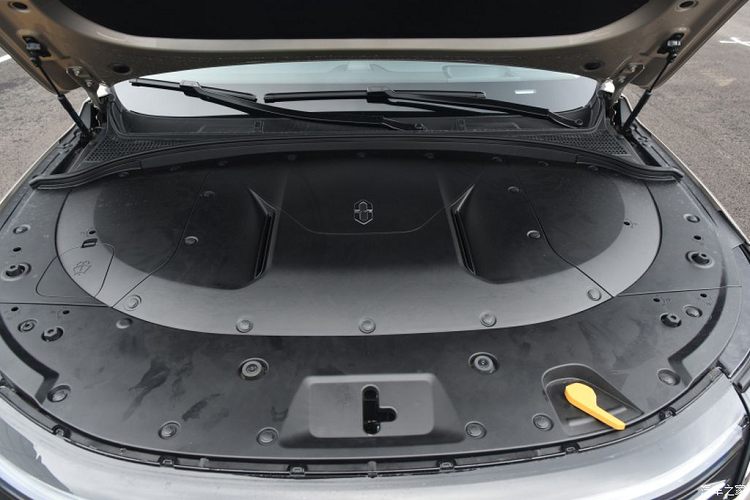 Một điếm đáng chú ý là Aito M7 có hàng ghế giữa theo kiểu thương gia, có cả bệ đỡ chân và có thể ngả ra để trở thành giường ngủ thông qua 1 nút bấm. Trợ lý ảo Xiaoyi có thể nhận ra dấu hiệu mệt mỏi ở hành khách, từ đó ra lệnh bằng giọng nói để ngả ghế xuống, chỉnh và theo dõi nhiệt độ, đồng thời triệt tiêu tiếng ồn bằng dàn loa trên xe.