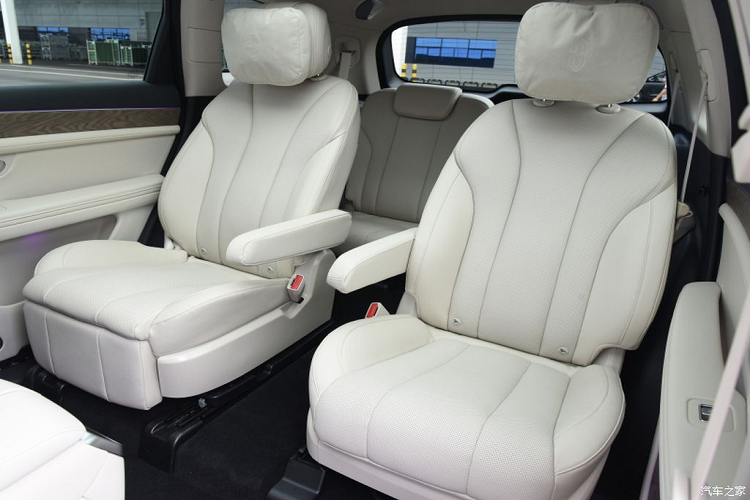 Hàng ghế trước và hàng ghế thứ hai đều có chức năng sưởi, làm mát và mát xa. Chưa hết, Aito M7 còn được trang bị cần số pha lê tương tự như trên nhiều mẫu xe sang. Hai bàn sạc không dây siêu nhanh 40W, trợ lý ảo thông minh Xiaoyi.