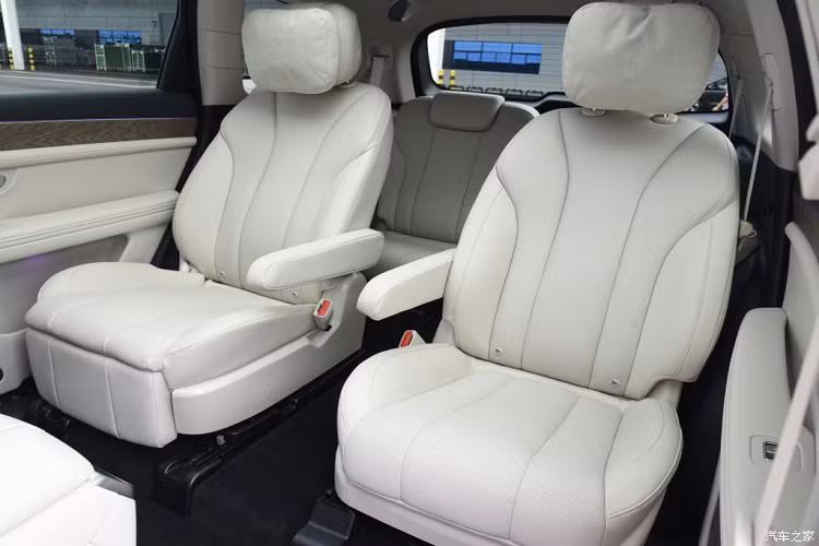 Hàng ghế trước và hàng ghế thứ hai đều có chức năng sưởi, làm mát và mát xa. Chưa hết, Aito M7 còn được trang bị cần số pha lê tương tự như trên nhiều mẫu xe sang. Hai bàn sạc không dây siêu nhanh 40W, trợ lý ảo thông minh Xiaoyi.