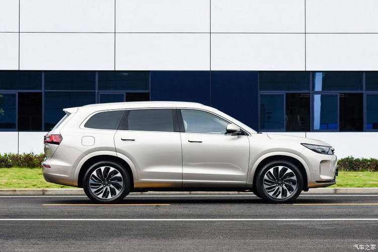 Về truyền động, Aito M7 sử dụng động cơ xăng I4 1.5L tăng áp mạnh 125 mã lực chỉ đóng vai trò máy phát điện để sạc pin cho xe, trong khi nhiệm vụ truyền động thuộc về motor điện trên cầu sau có công suất tối đa 272 mã lực và 360 Nm, thời gian tăng tốc 0-100 km/h là 7,8 giây. Ở bản cao cấp, mẫu xe gầm cao có hai động cơ điện sản sinh công suất tổng hợp 449 mã lực, mô-men xoắn 660 Nm. Thời gian tăng tốc 0-100 km/h rút ngắn xuống còn 4,8 giây.