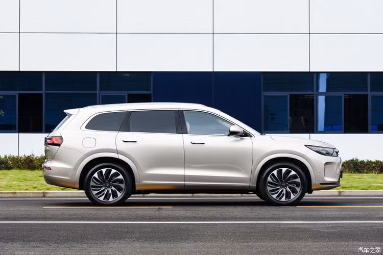 Về truyền động, Aito M7 sử dụng động cơ xăng I4 1.5L tăng áp mạnh 125 mã lực chỉ đóng vai trò máy phát điện để sạc pin cho xe, trong khi nhiệm vụ truyền động thuộc về motor điện trên cầu sau có công suất tối đa 272 mã lực và 360 Nm, thời gian tăng tốc 0-100 km/h là 7,8 giây. Ở bản cao cấp, mẫu xe gầm cao có hai động cơ điện sản sinh công suất tổng hợp 449 mã lực, mô-men xoắn 660 Nm. Thời gian tăng tốc 0-100 km/h rút ngắn xuống còn 4,8 giây.