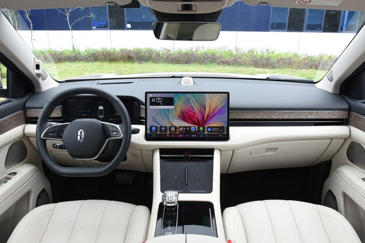 Ở phía sau, Aito M7 có cụm đèn hậu và đèn phản quang kiểu nằm ngang. Thiết kế này khiến phần đuôi của chiếc SUV trông rộng hơn và bề thế hơn. Bước vào trong cabin, Aito M7 có không gian nội thất 6 chỗ ngồi với cấu hình 2+2+2. Ghế ngồi của xe được bọc da Nappa và có thể lựa chọn giữa 4 màu sắc khác nhau, đi kèm những chi tiết ốp gỗ hoặc sơn màu đen bóng xung quanh cabin.