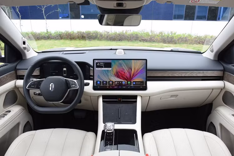 Ở phía sau, Aito M7 có cụm đèn hậu và đèn phản quang kiểu nằm ngang. Thiết kế này khiến phần đuôi của chiếc SUV trông rộng hơn và bề thế hơn. Bước vào trong cabin, Aito M7 có không gian nội thất 6 chỗ ngồi với cấu hình 2+2+2. Ghế ngồi của xe được bọc da Nappa và có thể lựa chọn giữa 4 màu sắc khác nhau, đi kèm những chi tiết ốp gỗ hoặc sơn màu đen bóng xung quanh cabin.