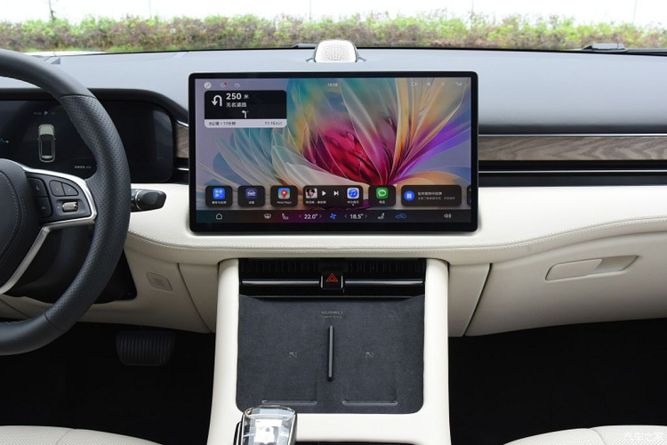 Aito M7 có rất ít phím vật lý, toàn bộ thông tin được hiển thị lên màn hình thông tin giải trí kích thước 15.6 inch sử dụng hệ điều hành HarmonyOS của Huawei. Không chỉ cho phép kết nối với smartphone, HarmonyOS còn giúp người dùng quản lý nhà thông minh như điều khiển đèn, cửa ra vào và cửa sổ, robot hút bụi hoặc điều hòa.