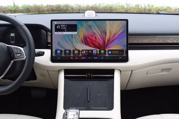 Aito M7 có rất ít phím vật lý, toàn bộ thông tin được hiển thị lên màn hình thông tin giải trí kích thước 15.6 inch sử dụng hệ điều hành HarmonyOS của Huawei. Không chỉ cho phép kết nối với smartphone, HarmonyOS còn giúp người dùng quản lý nhà thông minh như điều khiển đèn, cửa ra vào và cửa sổ, robot hút bụi hoặc điều hòa.