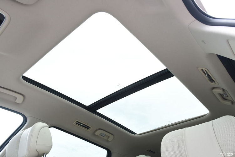 Xe được trang bị vô-lăng 2 chấu D-cut thể thao, bọc da có các lỗ thông hơi. Phía sau tay lái là bảng đồng hồ kỹ thuật số LCD 10,25 inch và màn hình hiển thị trên kính lái HUD. Nhà sản xuất cung cấp cho chiếc SUV hệ thống âm thanh 19 loa cho tổng công suất 1.000W, có thể tùy chọn thêm cả khả năng phát nhạc bên ngoài xe nhằm phục vụ cho những chuyến dã ngoại.