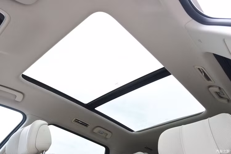 Xe được trang bị vô-lăng 2 chấu D-cut thể thao, bọc da có các lỗ thông hơi. Phía sau tay lái là bảng đồng hồ kỹ thuật số LCD 10,25 inch và màn hình hiển thị trên kính lái HUD. Nhà sản xuất cung cấp cho chiếc SUV hệ thống âm thanh 19 loa cho tổng công suất 1.000W, có thể tùy chọn thêm cả khả năng phát nhạc bên ngoài xe nhằm phục vụ cho những chuyến dã ngoại.