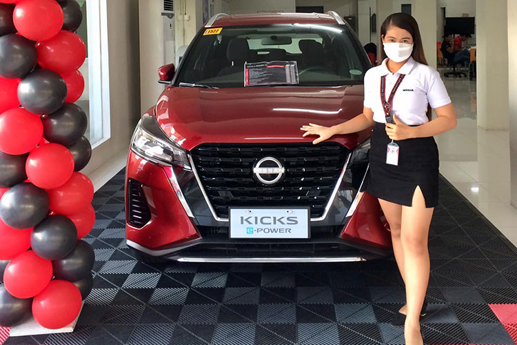 Đến tháng 11, khách hàng sẽ chính thức bắt đầu được giao xe. Theo thông tin trước đó, mức giá xe Nissan Kicks e-Power 2023 sẽ bán ra chính hãng khoảng 780 triệu đồng ở bản E và 850 triệu đồng ở bản V. Giá bán này bị cho là khá cao và sẽ khó cạnh tranh tại Việt Nam.