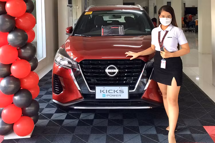 Đến tháng 11, khách hàng sẽ chính thức bắt đầu được giao xe. Theo thông tin trước đó, mức giá xe Nissan Kicks e-Power 2023 sẽ bán ra chính hãng khoảng 780 triệu đồng ở bản E và 850 triệu đồng ở bản V. Giá bán này bị cho là khá cao và sẽ khó cạnh tranh tại Việt Nam.