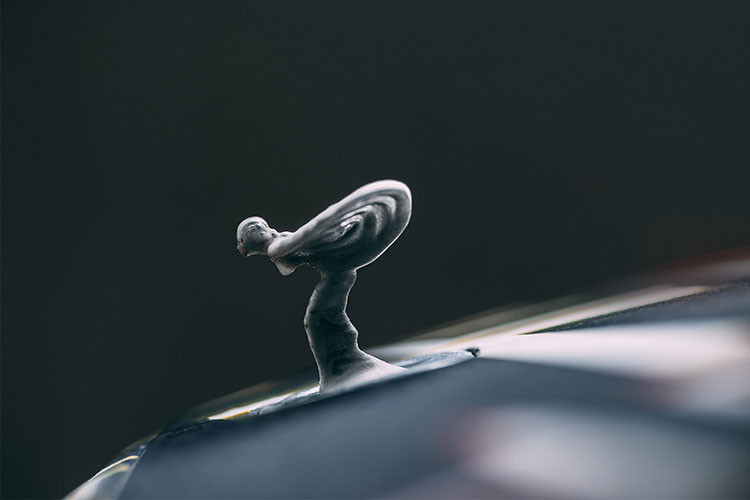 Ánh sáng nhẹ nhàng từ chúng phản chiếu qua các bề mặt được đánh bóng ở phía trước, tạo nên một dấu ấn đầy tinh tế và hiệu ứng ba chiều khi trời tối. Bên trong khoang nội thất, Spectre được trang bị các tính năng công nghệ Bespoke tiên tiến nhất, lấy cảm hứng từ vẻ đẹp huyền bí, vượt thời gian của bầu trời đêm.