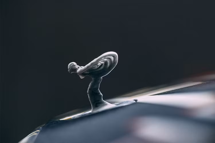 Ánh sáng nhẹ nhàng từ chúng phản chiếu qua các bề mặt được đánh bóng ở phía trước, tạo nên một dấu ấn đầy tinh tế và hiệu ứng ba chiều khi trời tối. Bên trong khoang nội thất, Spectre được trang bị các tính năng công nghệ Bespoke tiên tiến nhất, lấy cảm hứng từ vẻ đẹp huyền bí, vượt thời gian của bầu trời đêm.