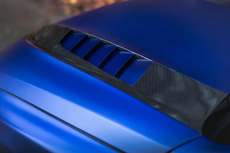 Một số chi tiết nâng cấp phổ biến thường thấy chính là bộ bodykit cùng các chi tiết bằng carbon, bộ mâm xe độ cùng các chi tiết decal đặc trưng của hãng độ. Thương hiệu còn cung cấp cho BMW M8 Competition Manhart Performance mới các tùy chọn thiết lập hệ thống treo tùy chỉnh và hệ thống phanh gốm-carbon tiêu chuẩn, cả hai đều có thể được đặt hàng theo từng đơn từ nhà máy.