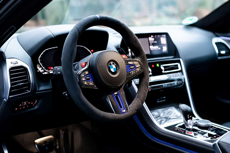 Để đạt được mức công suất này, thương hiệu trang bị cho xe hàng loạt nâng cấp về mặt kỹ thuật như bộ Turbo thương hiệu Manhart, nâng cấp bộ làm mát Manhart, bộ hút khí carbon Manhart. Hãng độ cũng đã nâng cấp hộp số tự động tám cấp cùng hệ thống phuộc điều chỉnh KW giúp MH8 800 có thể hạ gầm tới sát đất và có thể điều chỉnh chiều cao lên tới khoảng 1,18 inch, từ đây đem tới một diện mạo thể thao hơn cho chiếc Coupe hàng đầu của BMW.