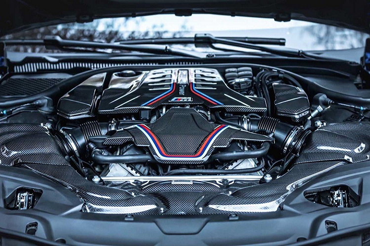 Ngoài ra, hãng độ cũng không quên lắp đặt cho xe hệ thống xả Manhart được làm bằng vật liệu thép không gỉ. Hệ thống xả này có tổng cộng bốn ống xả, mỗi ống có đường kính 100 mm với đầu ống xả được trang bị ốp carbon. Khách hàng cũng có thể chọn tùy chọn hệ thống xả OPF-Delete được làm bằng thép không gỉ, không có bộ chuyển đổi xúc tác để có được âm thanh động cơ ấn tượng hơn so với hệ thống xả Manhart thông thường.