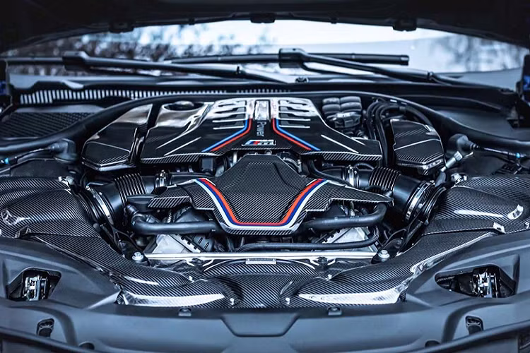 Ngoài ra, hãng độ cũng không quên lắp đặt cho xe hệ thống xả Manhart được làm bằng vật liệu thép không gỉ. Hệ thống xả này có tổng cộng bốn ống xả, mỗi ống có đường kính 100 mm với đầu ống xả được trang bị ốp carbon. Khách hàng cũng có thể chọn tùy chọn hệ thống xả OPF-Delete được làm bằng thép không gỉ, không có bộ chuyển đổi xúc tác để có được âm thanh động cơ ấn tượng hơn so với hệ thống xả Manhart thông thường.