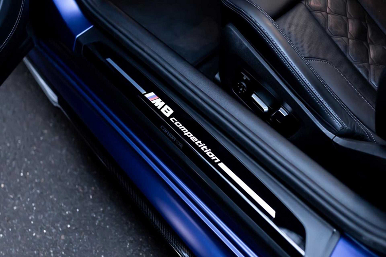 Nhằm ăn nhập với ngoại thất màu xanh Satin, hãng độ đã lắp đặt cho xe bộ mâm Manhart Spider có kích thước lên tới 21 inch cùng bộ lốp có kích thước 275/30ZR21 ở phía trước và 295/30ZR21 ở phía sau. Các chi tiết ở ngoại thất xe như lưới tản nhiệt hay các phần viền cửa đều được sơn màu đen bóng. Hãng đô cũng mang đến cho xe hàng loạt chi tiết độ bằng carbon bao gồm nắp ca-pô độ với các hốc gió cỡ lớn, một líp ốp ở phía trước, phần líp hai bên hông và một bộ khuếch tán phía sau.