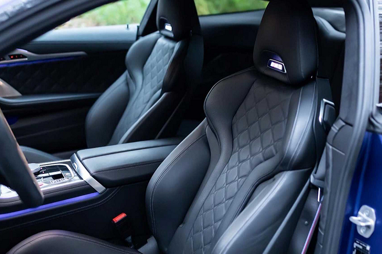 Tương tự những mẫu xe đô khác, Manhart Performance cũng đồng thời tạo điểm nhấn cho xe những chi tiết decal trang trí đặc trưng của thương hiệu. Kết hợp với lớp áo màu xanh satin mờ chính là những đường kẻ màu đen satin dọc capo xe, nóc xe cũng như đường màu trang trí hai bên thân xe.