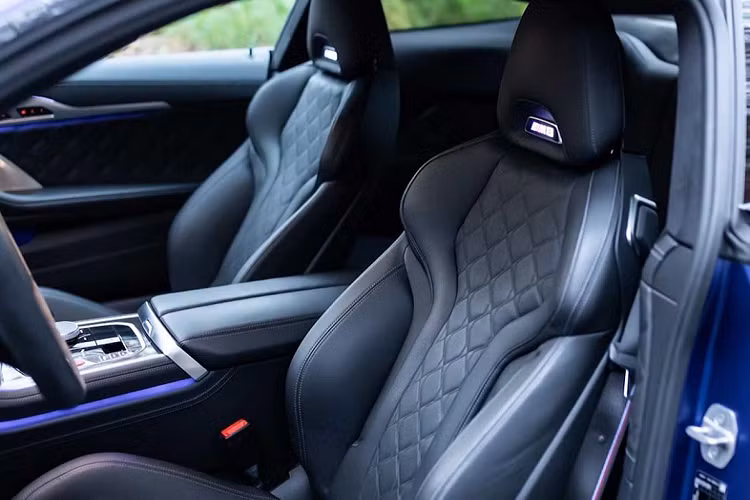 Tương tự những mẫu xe đô khác, Manhart Performance cũng đồng thời tạo điểm nhấn cho xe những chi tiết decal trang trí đặc trưng của thương hiệu. Kết hợp với lớp áo màu xanh satin mờ chính là những đường kẻ màu đen satin dọc capo xe, nóc xe cũng như đường màu trang trí hai bên thân xe.