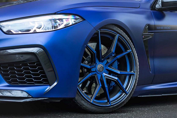 Lớp decal nội thất ăn nhập với màu sơn xanh satin của bộ mâm xe Manhart Spider. Về nội thất, thương hiệu đem tới một số thay đổi nhỏ như vô-lăng Alcantara với các chi tiết ốp carbon.