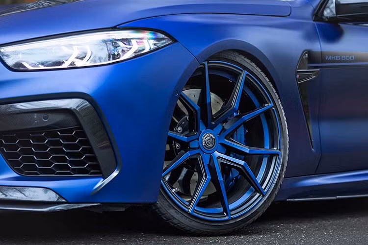 Lớp decal nội thất ăn nhập với màu sơn xanh satin của bộ mâm xe Manhart Spider. Về nội thất, thương hiệu đem tới một số thay đổi nhỏ như vô-lăng Alcantara với các chi tiết ốp carbon.