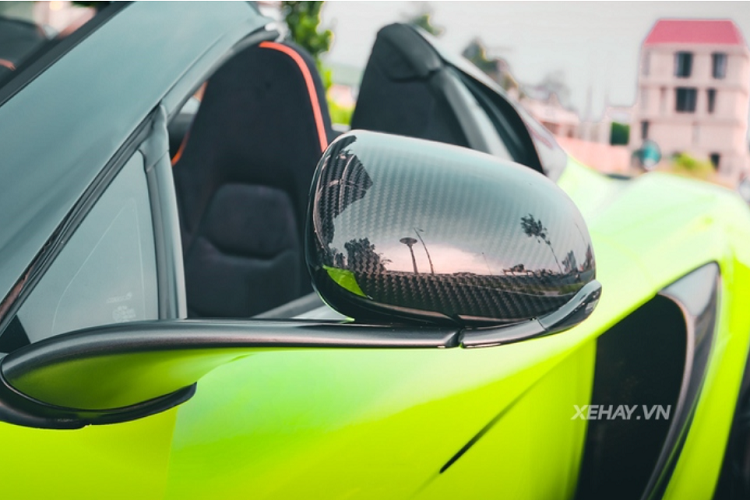Thiết kế tổng thể của McLaren 650S Spider toát lên vẻ quyến rũ nhưng vẫn rất táo bạo, phá cách. Phía trước xe là cụm đèn pha thiết kế tương tự như trên siêu xe P1 đem lại cái nhìn khỏe khoắn hơn cho xe, cụm đèn hậu chiếu sáng bằng hai dải LED khá độc đáo, cánh gió phía sau có thể điều chỉnh. Phần mui xếp cứng bằng sợi carbon có thể mở trong 17 giây, thậm chí ngay cả khi nó đang chạy ở tốc độ dưới 30 km/h.
