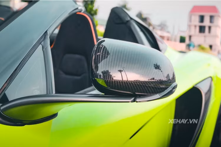 Thiết kế tổng thể của McLaren 650S Spider toát lên vẻ quyến rũ nhưng vẫn rất táo bạo, phá cách. Phía trước xe là cụm đèn pha thiết kế tương tự như trên siêu xe P1 đem lại cái nhìn khỏe khoắn hơn cho xe, cụm đèn hậu chiếu sáng bằng hai dải LED khá độc đáo, cánh gió phía sau có thể điều chỉnh. Phần mui xếp cứng bằng sợi carbon có thể mở trong 17 giây, thậm chí ngay cả khi nó đang chạy ở tốc độ dưới 30 km/h.