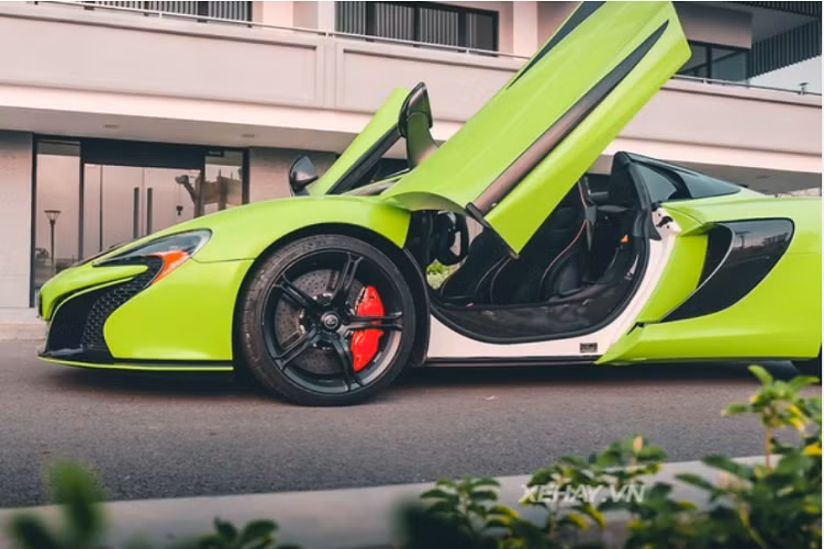 Ở bên trong, McLaren 650S Spider sở hữu nội thất bọc da lộn màu đen thể thao. Siêu phẩm McLaren 650S Spider được trang bị động cơ tăng áp kép V8 3.8L cho ra công suất tối đa 641 mã lực và mô-men xoắn cực đại 678Nm, đi kèm với hộp số ly hợp kép 7 cấp.