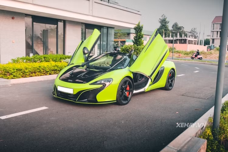 Chủ nhân đầu tiên của chiếc McLaren 650S Spider hàng hiếm này vốn thuộc sở hữu của người đẹp Diệp Lâm Anh, nhưng sau đó siêu xe mui trần đã được qua tay một vài người khác. Ban đầu, xe có ngoại thất màu cam và bộ mâm 5 chấu màu bạc.
