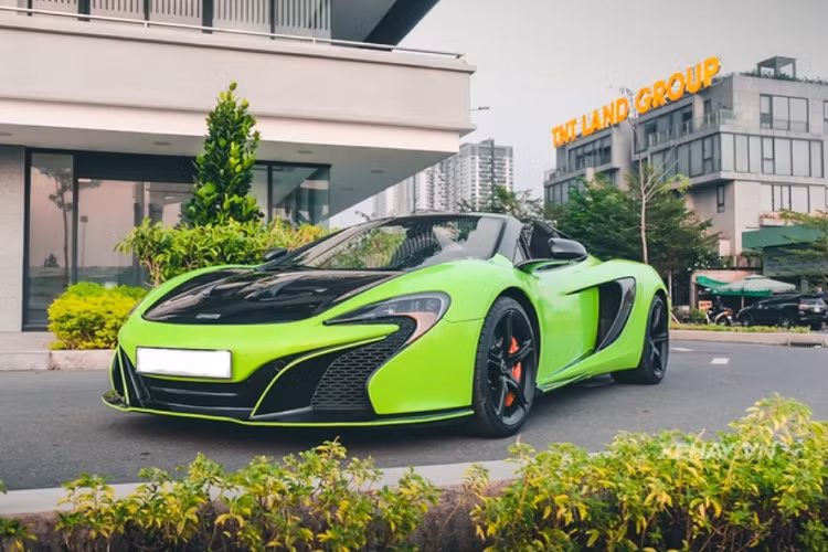 Tuy nhiên, sau khi lăn bánh tại Việt Nam được một thời gian, chiếc xe đã được sơn lại trong màu trắng, và mới đây, xe đã được đổi sang màu xanh lá nhờ phương pháp dán decal. Chủ nhân hiện tại của siêu xe McLaren 650S Spider này là một "hot girl" nổi tiếng trong giới mê siêu xe - Jessie Luong.