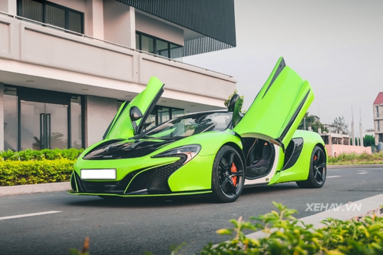 Trong khi đó, đuôi xe lại được lấy cảm hứng từ MP4-12C. Sau các sửa đổi, McLaren 650S Spider mui trần nặng hơn 40 kg so với bản coupe, bởi bù lại với phần mui cắt đi siêu xe cần được gia cố ở phần khung.