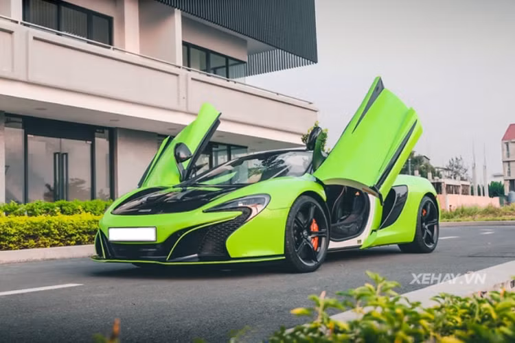 Trong khi đó, đuôi xe lại được lấy cảm hứng từ MP4-12C. Sau các sửa đổi, McLaren 650S Spider mui trần nặng hơn 40 kg so với bản coupe, bởi bù lại với phần mui cắt đi siêu xe cần được gia cố ở phần khung.