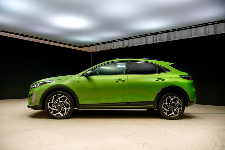 Bộ vành hợp kim 18 inch dành riêng cho xe, tạo hình lục giác bên trong đèn hậu và bộ khuếch tán gió sơn cùng màu thân xe. Bên trong xe, bản GT-Line sẽ đi kèm vô lăng vát đáy thể thao, trần xe màu đen, cần số bọc da và ghế thể thao.