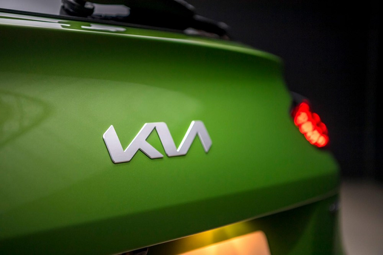 Trong khi đó, ở phía sau xe xuất hiện cụm đèn hậu LED và bộ khuếch tán gió màu đen mới. Xe không còn dùng 2 đầu ống xả giả nằm trong tấm ốp màu bạc trên cản sau như phiên bản cũ. Tem chữ nổi "XCeed" bên dưới logo của hãng Kia trên cửa cốp sau cũng đã biến mất.