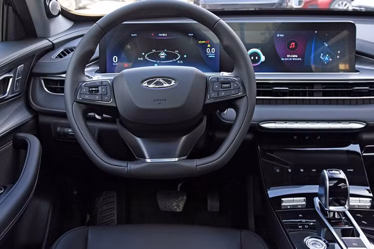 Bên trong, người lái sẽ được chào đón bằng không gian nội thất bọc da chất lượng cao, phối 2 màu đen - nâu. Điểm nhấn của mẫu crossover cỡ trung này nằm ở bảng đồng hồ kỹ thuật số với màn hình LCD 12,3 inch, màn hình thông tin giải trí dạng cảm ứng 12,3 inch, hỗ trợ Apple CarPlay, Bluetooth, USB, ra lệnh bằng giọng nói và hệ thống âm thanh 8 loa và sạc điện thoại thông minh không dây...