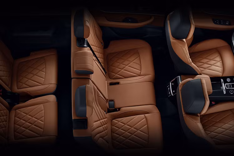 Mẫu xe này có khá nhiều trang bị như hệ thống chống bó cứng phanh ABS, phân bổ lực phanh điện tử, trợ lực phanh, kiểm soát lực kéo, cân bằng điện tử, hỗ trợ khởi hành ngang dốc, hỗ trợ đổ đèo, cảnh báo áp suất lốp, camera 360 độ, cảm biến đỗ xe phía sau, phanh khẩn cấp tự động, hệ thống kiểm soát hành trình thích ứng, hỗ trợ giữ làn đường, phát hiện điểm mù, cảnh báo va chạm phía trước, cảnh báo phương tiện cắt ngang khi lùi, đèn pha tự động và cảnh báo chệch làn đường.