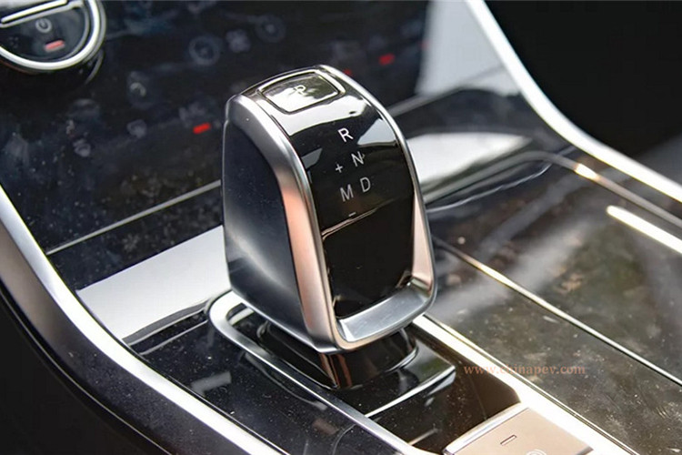 Lại nói đến cụm điều khiển trung tâm, ở đây chúng ta sẽ bắt gặp một màn hình nữa được dùng để chỉnh hệ thống điều hòa tự động 2 vùng độc lập cũng như tính năng sưởi ấm và làm mát của ghế. Nằm ngay dưới màn hình này là cần số cơ điện tử của xe. Những trang bị đáng chú ý khác của Chery Tiggo 8 Pro bao gồm hệ thống đèn viền nội thất nhiều màu, cổng sạc USB cho 2 hàng ghế, cửa gió điều hòa dành cho hàng ghế thứ hai và thứ ba, ghế trước chỉnh điện cũng như cửa sổ trời toàn cảnh Panorama.