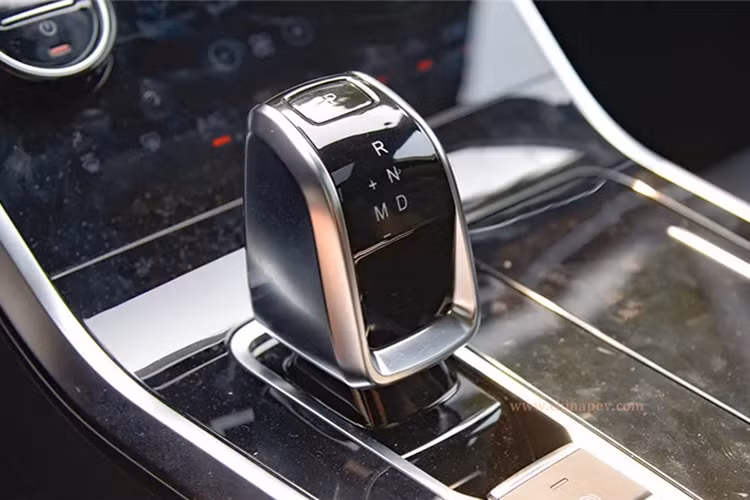 Lại nói đến cụm điều khiển trung tâm, ở đây chúng ta sẽ bắt gặp một màn hình nữa được dùng để chỉnh hệ thống điều hòa tự động 2 vùng độc lập cũng như tính năng sưởi ấm và làm mát của ghế. Nằm ngay dưới màn hình này là cần số cơ điện tử của xe. Những trang bị đáng chú ý khác của Chery Tiggo 8 Pro bao gồm hệ thống đèn viền nội thất nhiều màu, cổng sạc USB cho 2 hàng ghế, cửa gió điều hòa dành cho hàng ghế thứ hai và thứ ba, ghế trước chỉnh điện cũng như cửa sổ trời toàn cảnh Panorama.