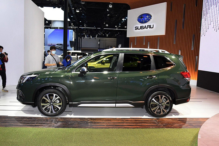 Tương tự xe đã ra mắt các thị trường khác trên thế giới như Mỹ, Trung Quốc và châu Âu, Subaru Forester 2022 tại Philippines cũng được bổ sung thiết kế đầu xe mới. Theo đó, xe sở hữu lưới tản nhiệt hình lục giác cỡ lớn hơn với những chi tiết mạ crôm màu tối mới.