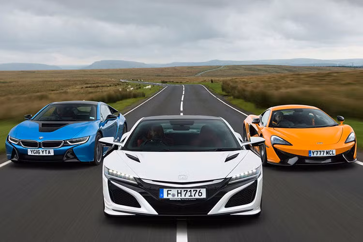 Còn với nhà sản xuất siêu xe Anh quốc, hãng đang muốn lấn sân sang nhóm EV SUV, và BMW là cái tên phù hợp nhất khi có kinh nghiệm trong việc chế tạo chiếc iX.