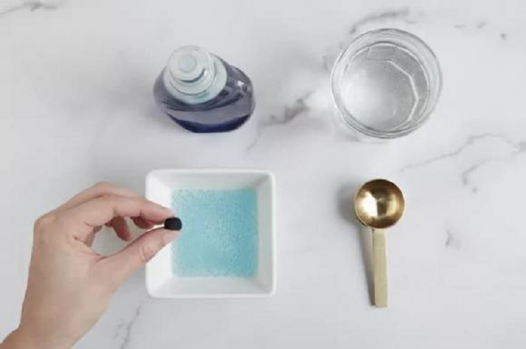 - Rửa sạch các đầu mút tai nghe và để khô trong vài giờ hoặc qua đêm. Không đặt các đầu mút trở lại tai nghe cho đến khi chúng khô hoàn toàn. - Sử dụng bàn chải đánh răng sạch mới hoặc cũ để nhẹ nhàng chải sạch phần đệm tai nghe. Giữ tai nghe theo hướng xuống dưới để bụi bẩn rơi ra ngoài thay vì vào sâu trong tai nghe.