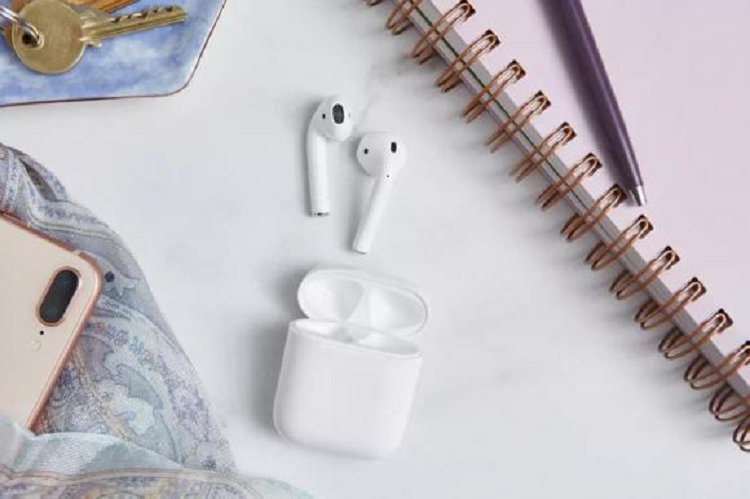  Hướng dẫn cách vệ sinh tai nghe đúng cách Nếu bạn dùng tai nghe hàng ngày, bạn nên sử dụng khăn tẩm cồn để lau tai nghe mỗi tuần một lần khi vệ sinh máy tính xách tay hoặc các thiết bị khác. Như thế sẽ giúp loại bỏ sáp, bụi và cặn bẩn tích tụ trong tai nghe. Việc vệ sinh kỹ lưỡng nên được thực hiện hàng tháng hoặc thường xuyên hơn nếu bạn sử dụng chúng khi thời tiết nóng bức hoặc khi tập luyện tại phòng tập thể dục khiến tai ra nhiều mồ hôi. Nguyên liệu cần chuẩn bị: